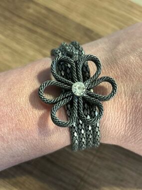 Women's Flower Loop Bracelet in Gunmetal Gray